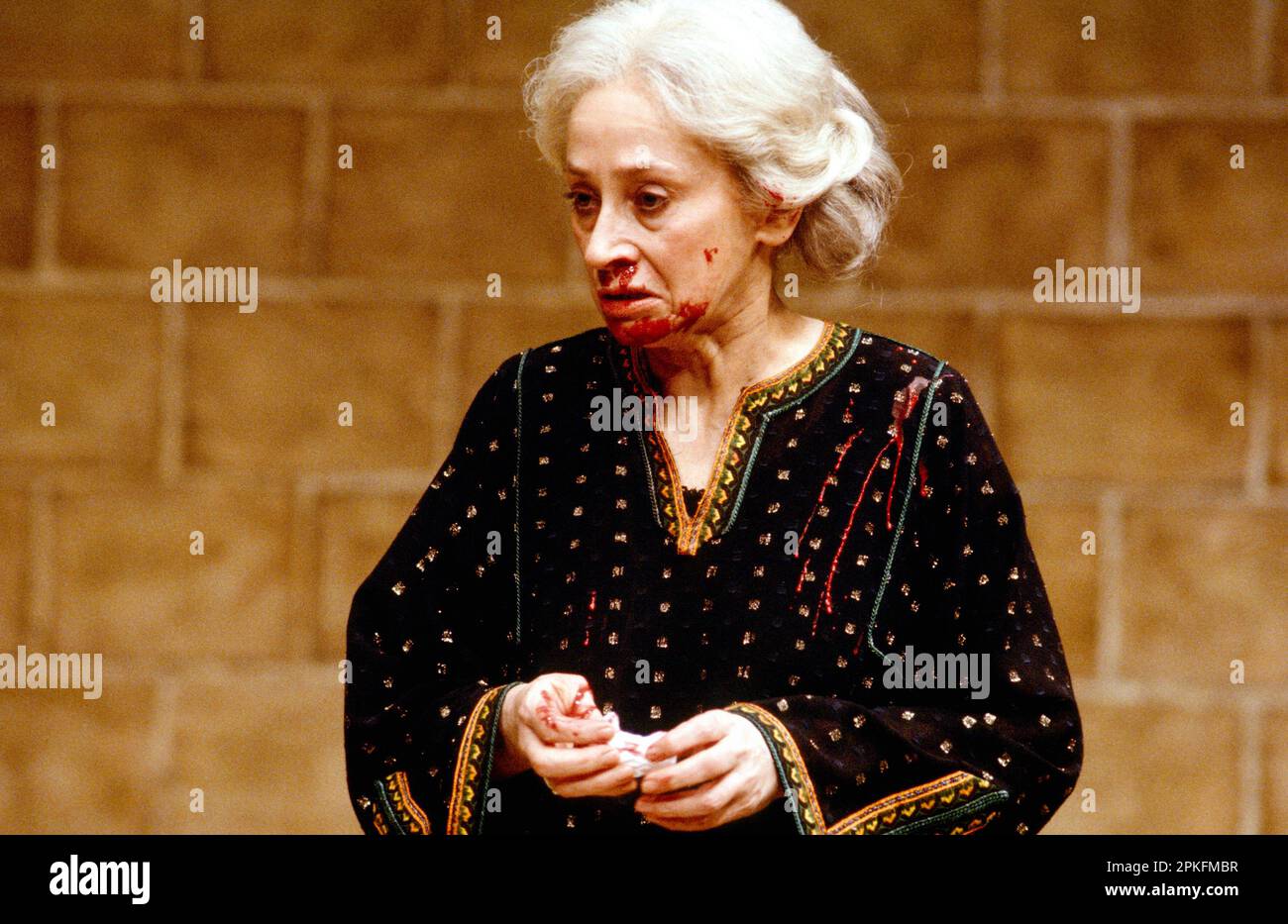 Yvonne Bryceland (Marthe) in ESTATE di Edward Bond al Cottesloe Theatre, National Theatre (NT), Londra SE1 27/01/1982 design: Hayden Griffin illuminazione: Rory Dempster regista: Edward Bond Foto Stock