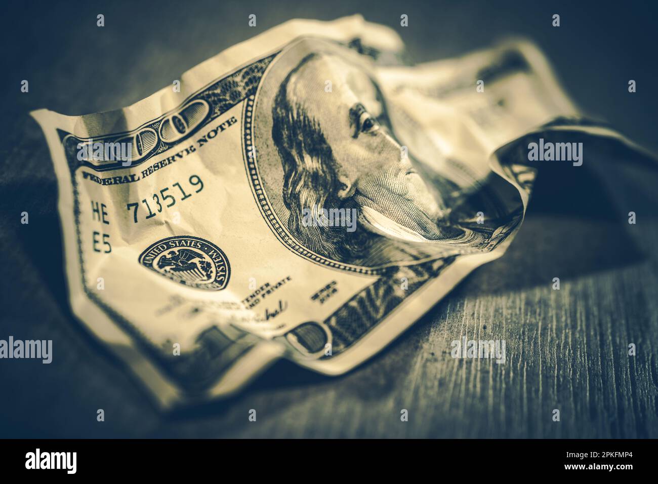 Worthless Crumpled American Dollar banconote Conceptual Dollar valore tema foto Foto Stock