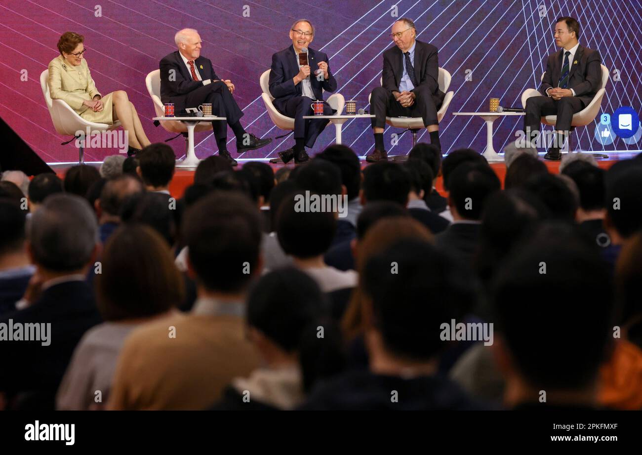 (Da L a R) esperto di sclerodermia Professor Dame Carol Black; Presidente di Alphabet Inc Professor John Hennessy; ex segretario americano dell'energia Professor Steven Chu; scienziato ambientale Dr Jack Dangermond; E il presidente e vice-cancelliere di HKUHH Zhang Xiang parlano durante il forum del presidente di HKU - Scienza e società all'Università di Hong Kong (HKU), Pok fu Lam. 03APR23 SCMP / maggio TSE Foto Stock