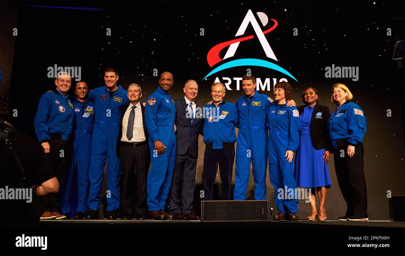 La leadership della NASA e della CSA posa per una foto con Artemis II Crew alla manifestazione di annuncio della NASA a Houston, USA, 3 aprile 2023 Foto Stock