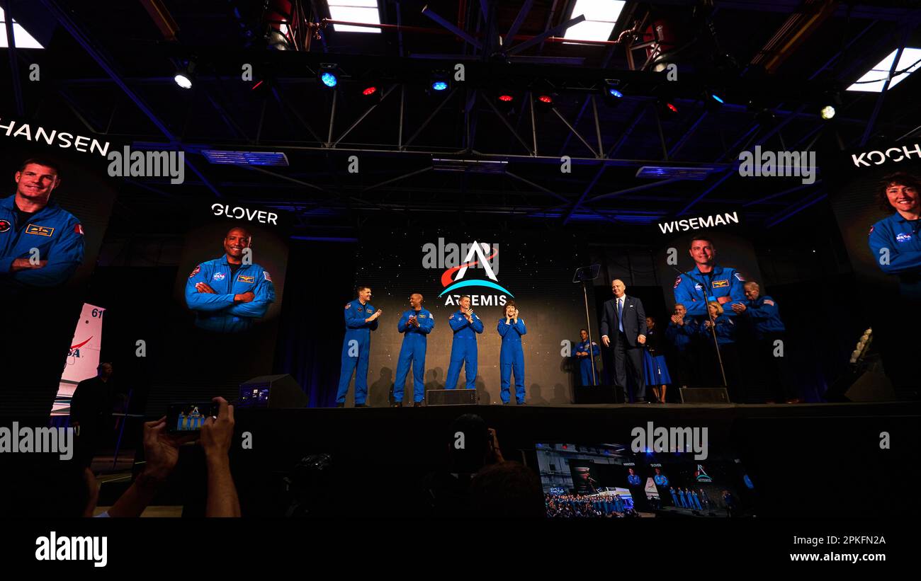 Il Direttore delle operazioni di volo della NASA, Norm Knight, presenta l'equipaggio di Artemis II a Houston, USA, il 3 aprile 2023 Foto Stock