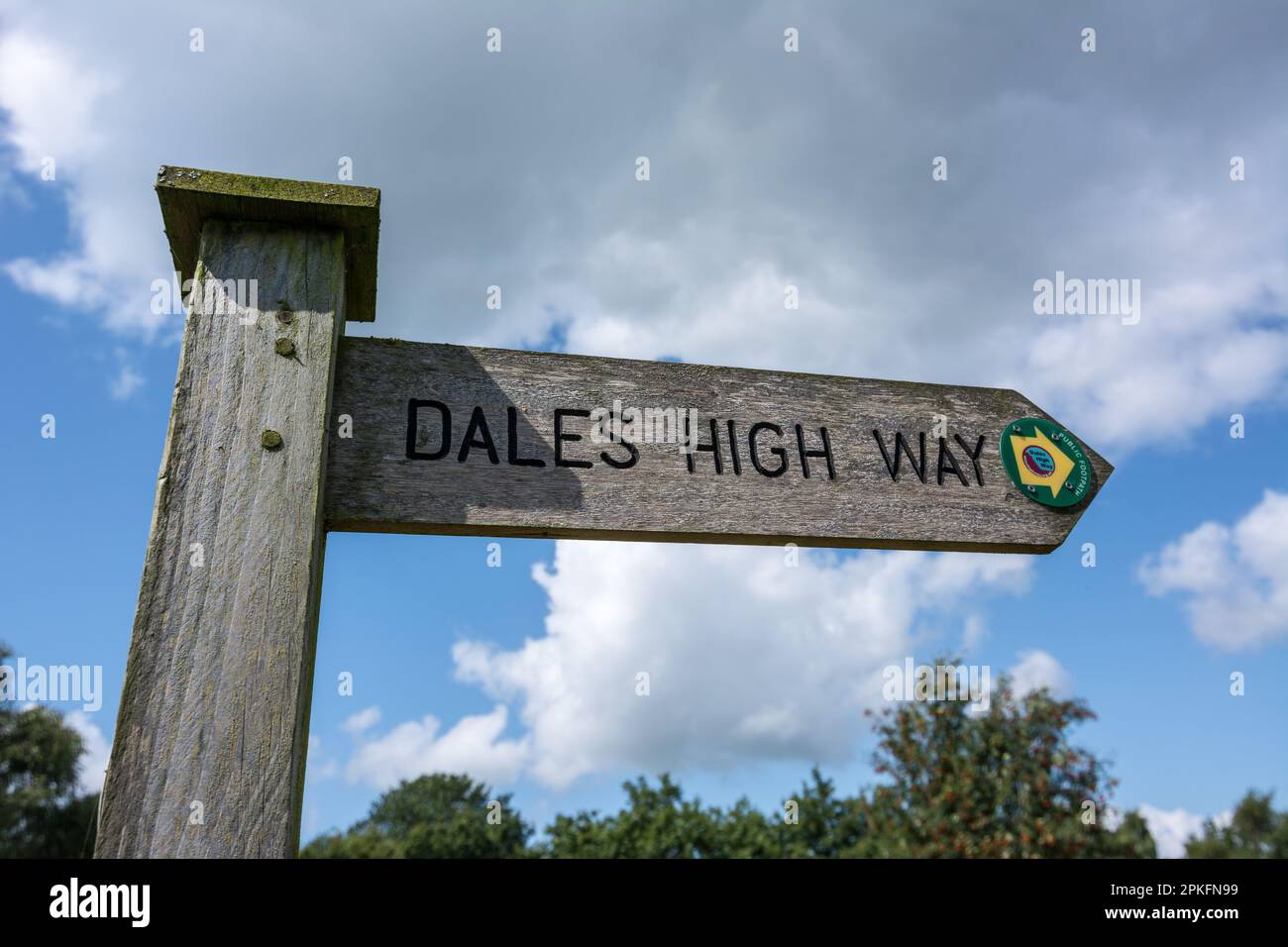 Un cartello che indica il percorso della Dales High Way vicino a Saltaire, Yorkshire. Foto Stock