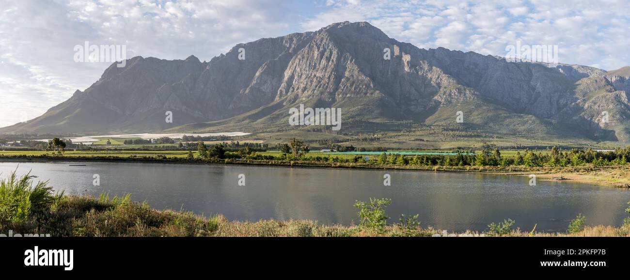 Paesaggio con lago di montagna, girato con luce estiva a Brandwatch, Worcester, Western Cape, Sud Africa Foto Stock