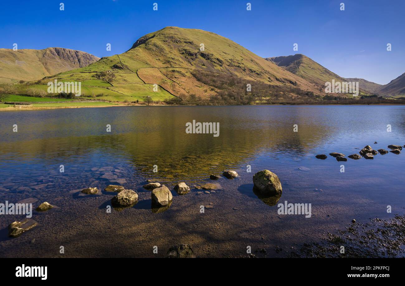 Guardando attraverso Brothers Water nel Lake District verso Hartsop Dodd Foto Stock