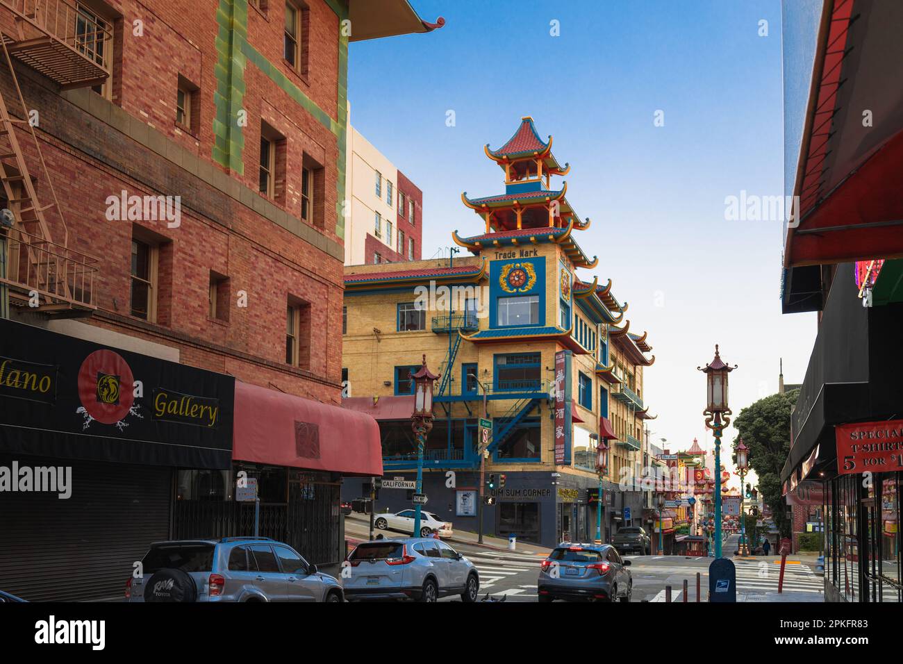 Negozi e ristoranti cinesi sono allineati lungo il marciapiede all'interno del cancello d'ingresso di Chinatown a San Francisco, California, USA. Foto Stock