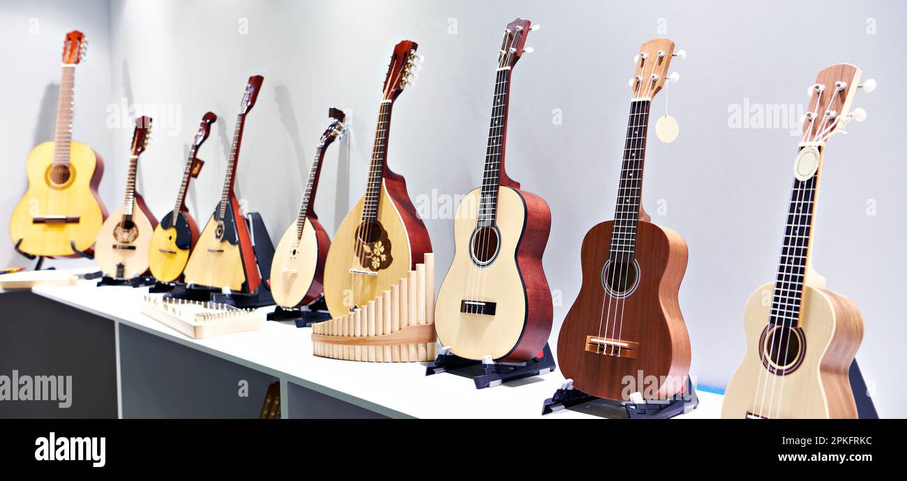 Chitarre e strumenti musicali a corda in un negozio Foto Stock