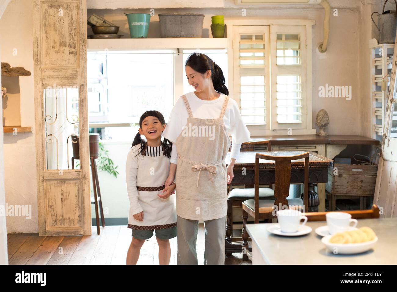 Madre e ragazza con grembiule Foto Stock