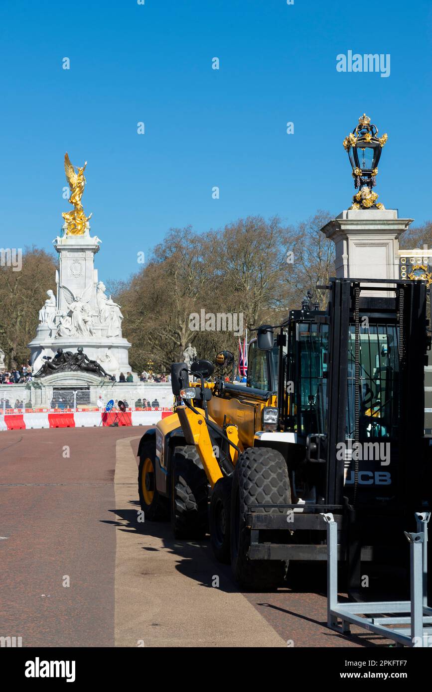 Westminster, Londra, Regno Unito. 7th Apr, 2023. Sono in corso lavori di costruzione su una grande area con posti a sedere di fronte a Buckingham Palace, alla testa del Mall, in preparazione di eventi legati all'incoronazione di Re Carlo III a maggio. L'accesso alla strada e al marciapiede è stato chiuso Foto Stock