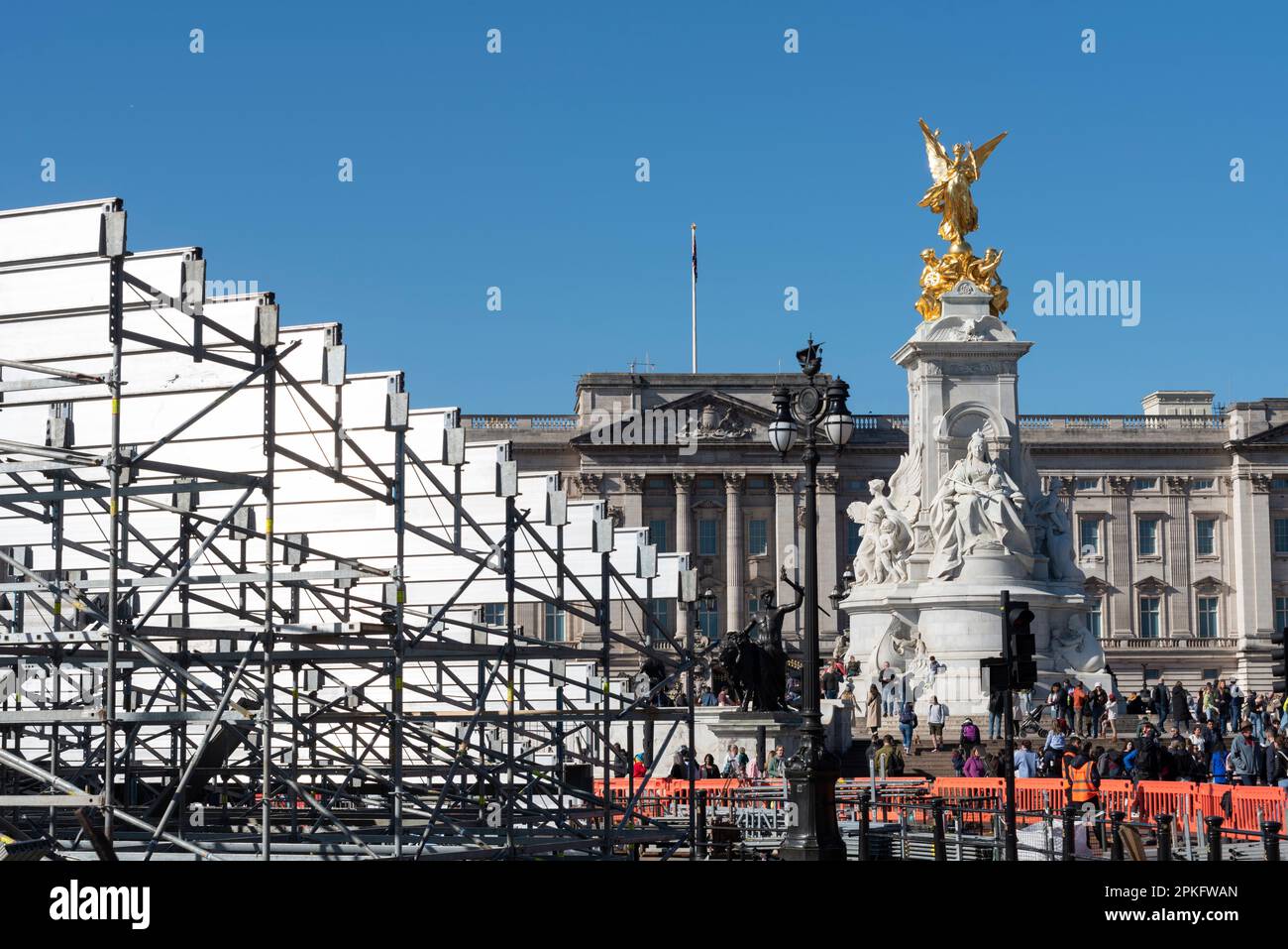 Westminster, Londra, Regno Unito. 7th Apr, 2023. Sono in corso lavori di costruzione su una grande area con posti a sedere di fronte a Buckingham Palace, alla testa del Mall, in preparazione di eventi legati all'incoronazione di Re Carlo III a maggio. L'accesso alla strada e al marciapiede è stato chiuso Foto Stock