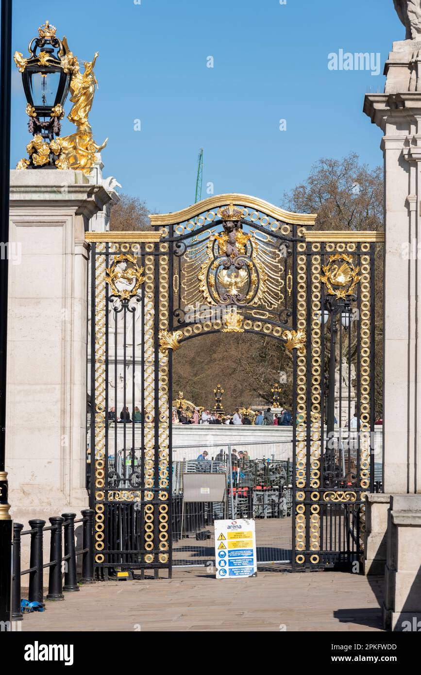 Westminster, Londra, Regno Unito. 7th Apr, 2023. Sono in corso lavori di costruzione su una grande area con posti a sedere di fronte a Buckingham Palace, alla testa del Mall, in preparazione di eventi legati all'incoronazione di Re Carlo III a maggio. L'accesso alla strada e al marciapiede è stato chiuso Foto Stock