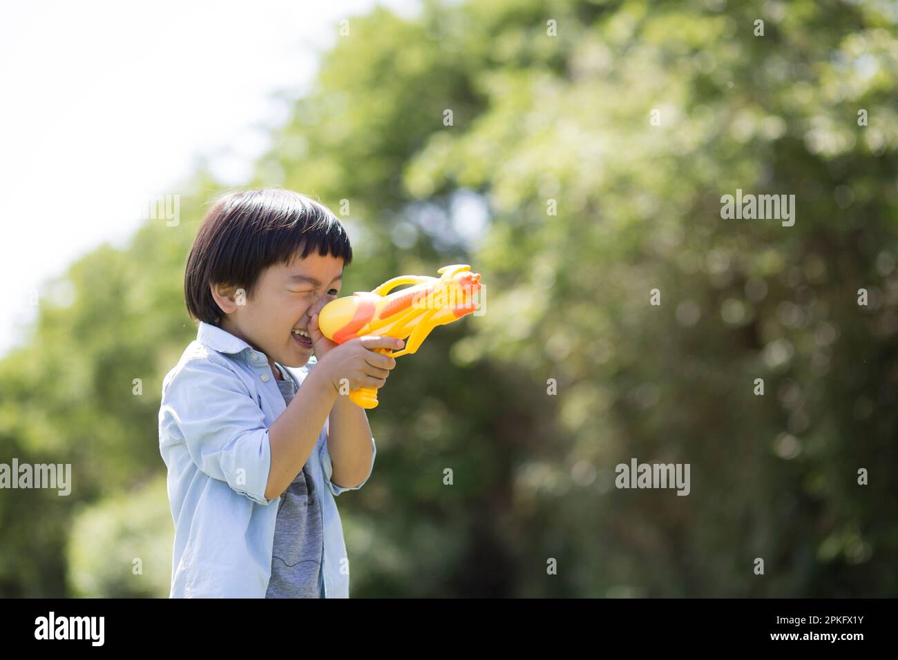 Ragazzo con pistola di acqua Foto Stock