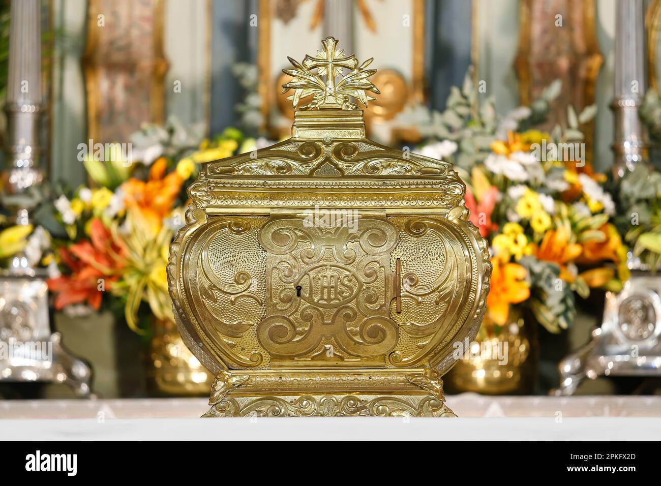 Tabernacolo sull'altare durante la veglia eucaristica - Chiesa cattolica, ora Santa eucaristica, settimana Santa Foto Stock