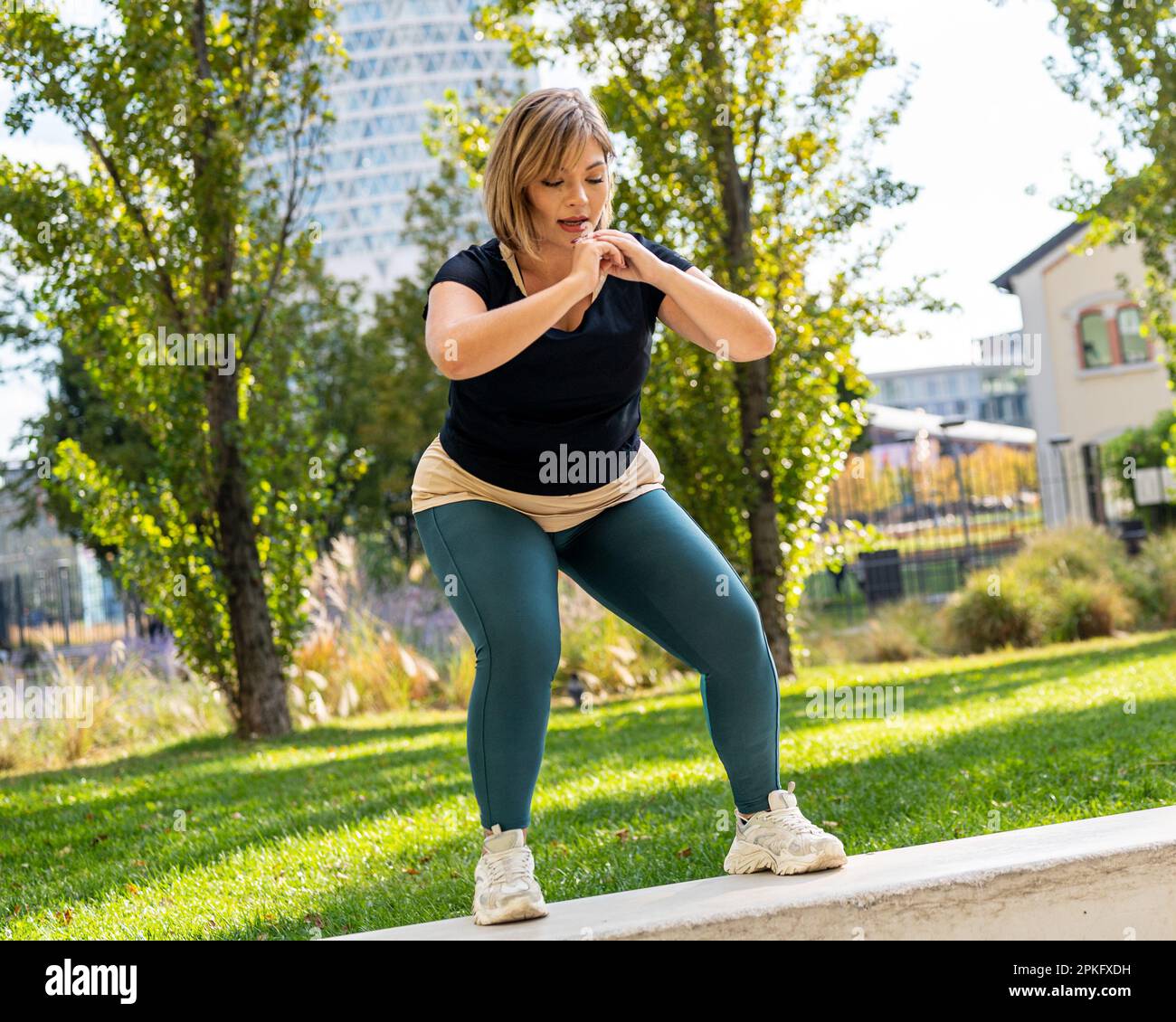 Tempo di fitness in città per una donna curvy, corpo positivo concetto Foto Stock