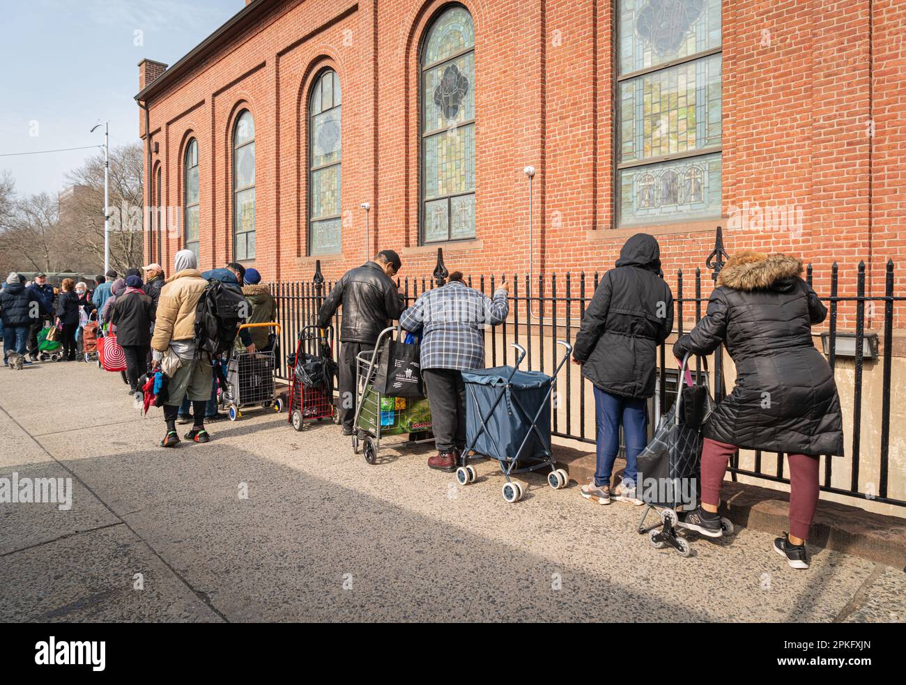 New York City, Stati Uniti. 06th Apr, 2023. Il Cardinale Timothy Dolan visita San Giuseppe della Chiesa della Sacra Famiglia nella sezione Harlem di Manhattan, New York City, il 6 aprile 2023, mentre le Carità Cattoliche distribuiscono cibo per la comunità. (Foto di Steve Sanchez/Sipa USA). Credit: Sipa USA/Alamy Live News Foto Stock