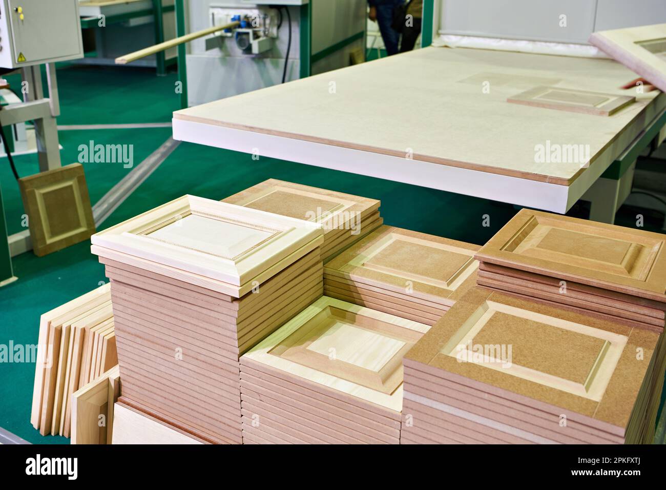 Facciate in legno nella produzione di mobili Foto Stock