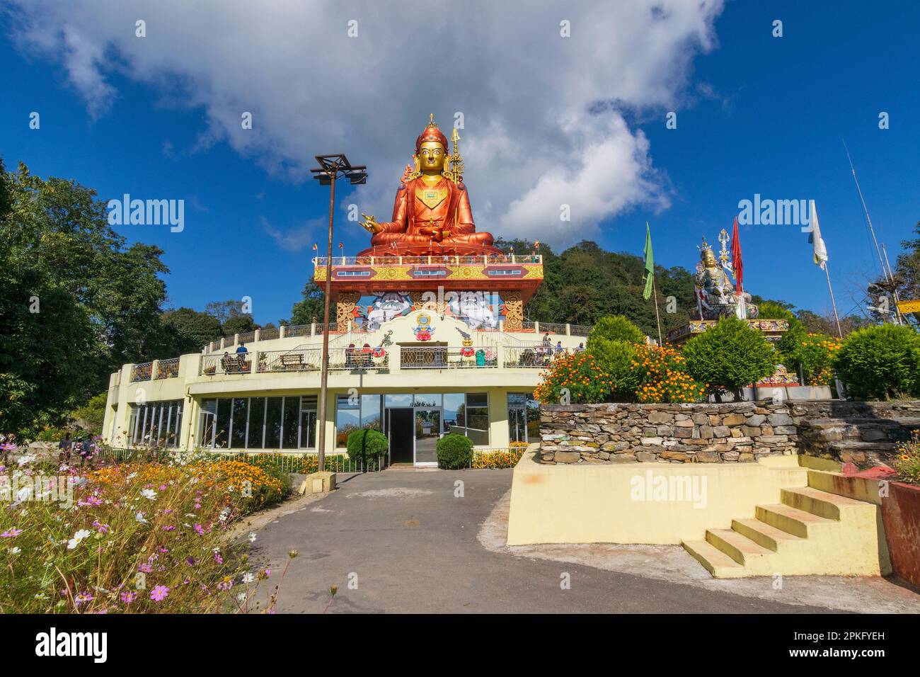 Vista grandangolare della statua Santa di Guru Padmasambhava o nato da un loto, Guru Rinpoche, cielo blu e nuvole bianche, Sambruptse, Sikkim, India. Foto Stock