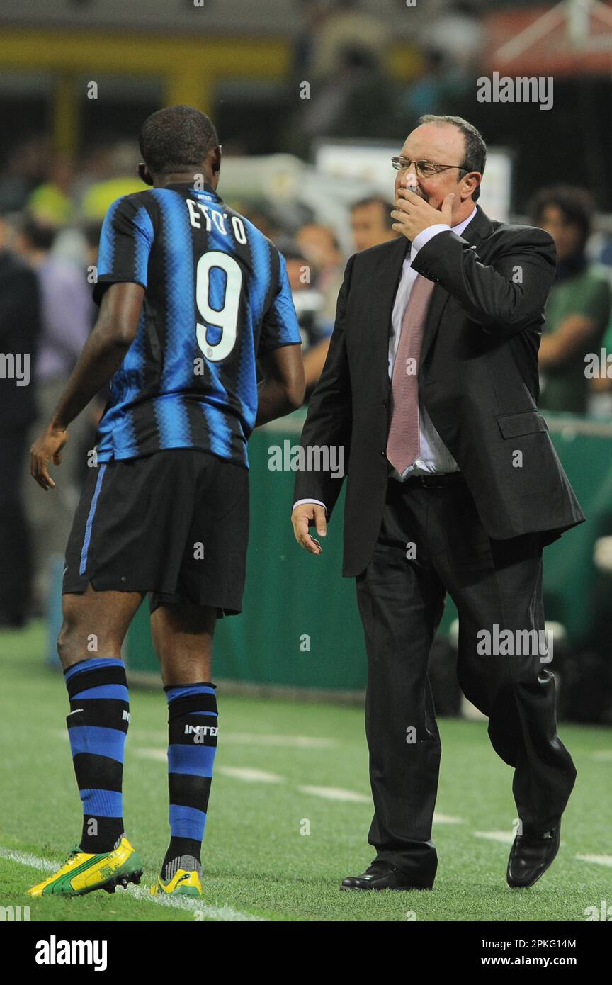 Milano, Italia, 22/09/2010 : Samuel Eto’o e Rafael Benitez durante la partita Inter Bari Foto Stock