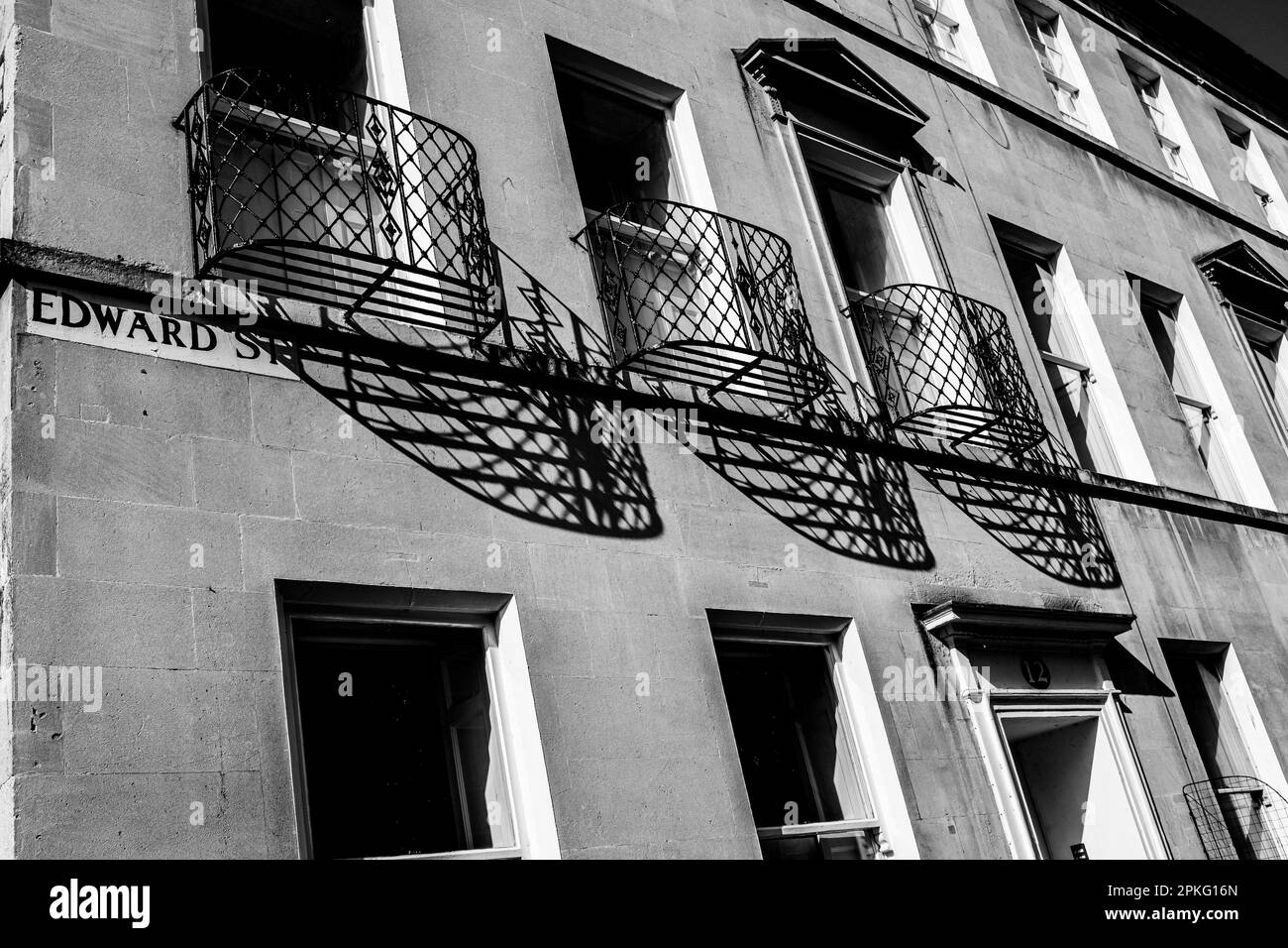 Architettura del bagno ombra di finestre fuori una fila di case a schiera georgiane. Bianco e nero, concetto, astratto, sfondo. Foto Stock