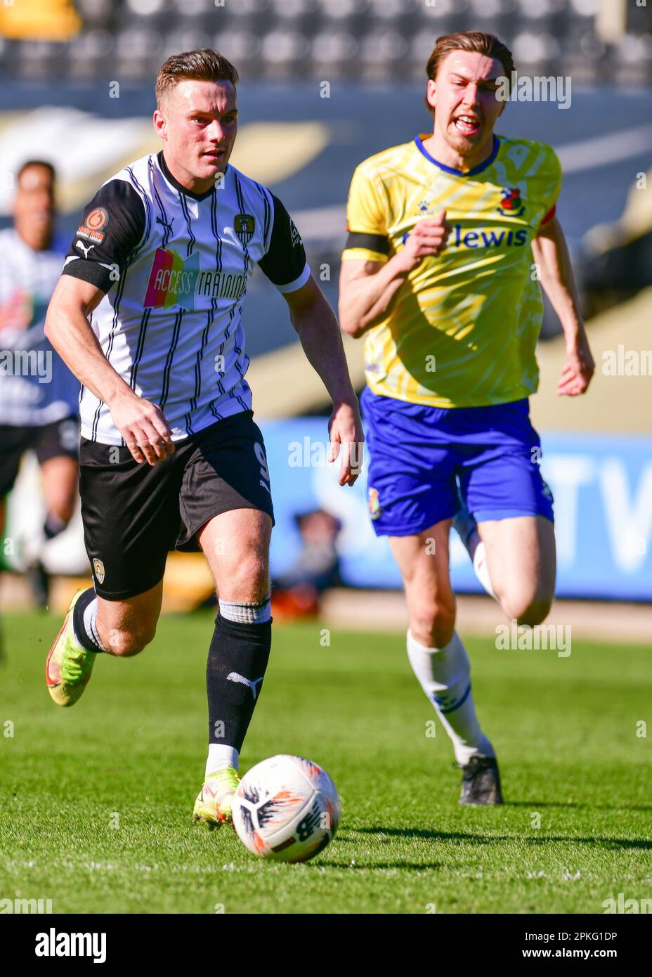 Meadow Lane Football Stadium, Nottingham, Regno Unito. Notts County / Wealdstone FC nella Vanarama English National League al Meadow Lane Stadium di Nottingham, Regno Unito 07 aprile 2023 Macaulay Langstaff (Notts County FC) in corso sulla sua strada per segnare il goal numero 2. Credit: Notizie dal vivo di Mark Dunn/Alamy Foto Stock