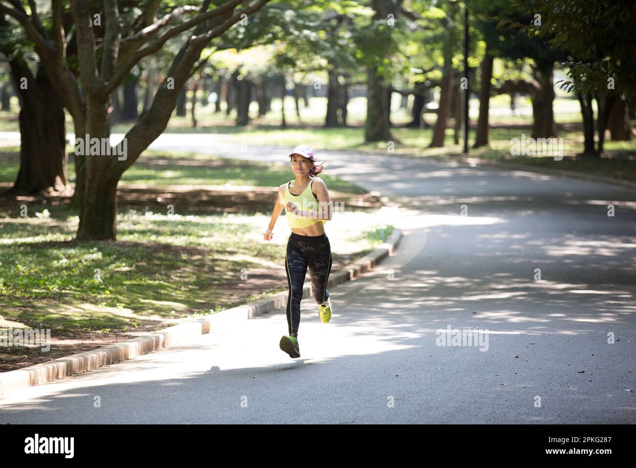 La donna a fare jogging nel parco Foto Stock
