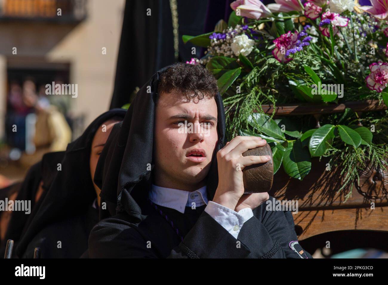 Un penitente e membro della fraternità di Nuestro Padre Jes Nazareno e Patrocinio de San José, portano sulle spalle l'immagine di 'la Lanzada', durante la processione dei gradini, che correvano per le strade di Sahag?n. (Foto di Luis Soto/SOPA Images/Sipa USA) Credit: Sipa USA/Alamy Live News Foto Stock