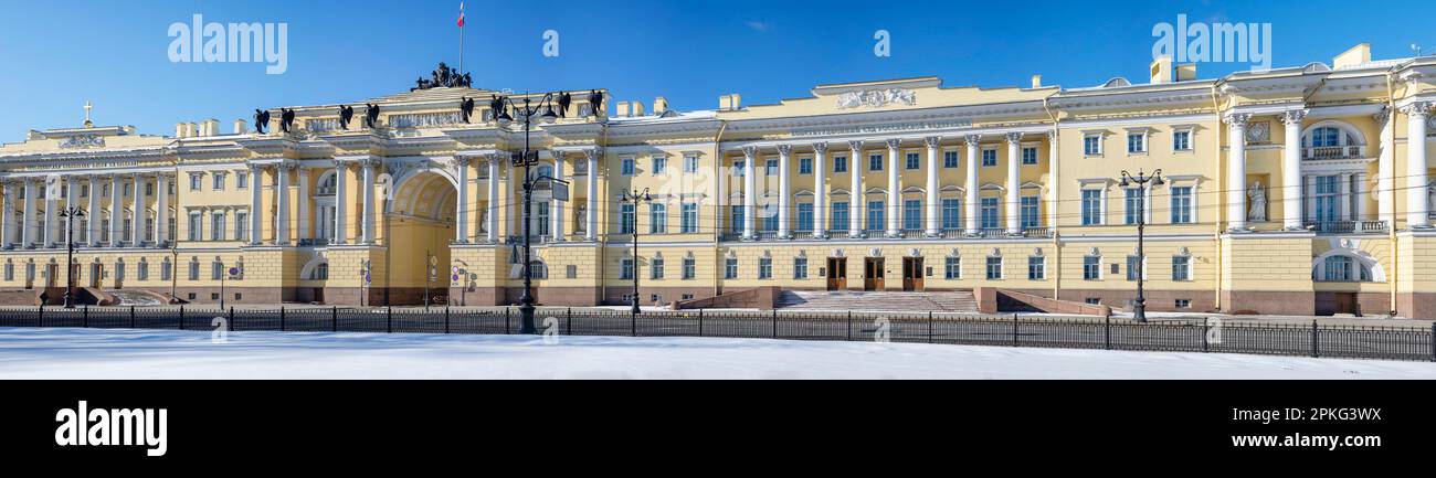 ST. PIETROBURGO, RUSSIA - 02 APRILE 2023: La costruzione della Corte costituzionale della Federazione Russa (panorama). San Pietroburgo Foto Stock