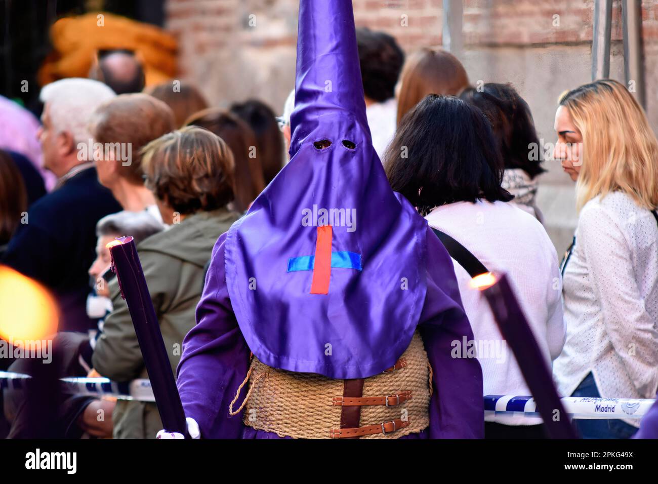In Un Modo Di Dire Accompagna La Croce Un Nazareno vestito di viola visto tra la folla durante la processione