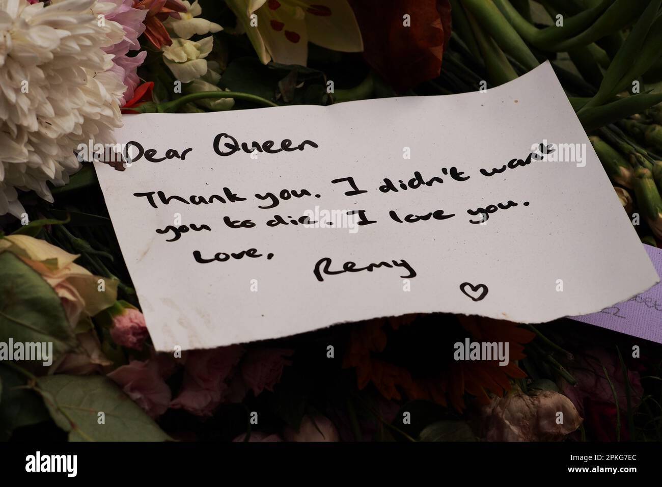 Tributi floreali e messaggio scritto alla defunta Regina Elisabetta II a Green Park, Londra. REGNO UNITO, Foto Stock