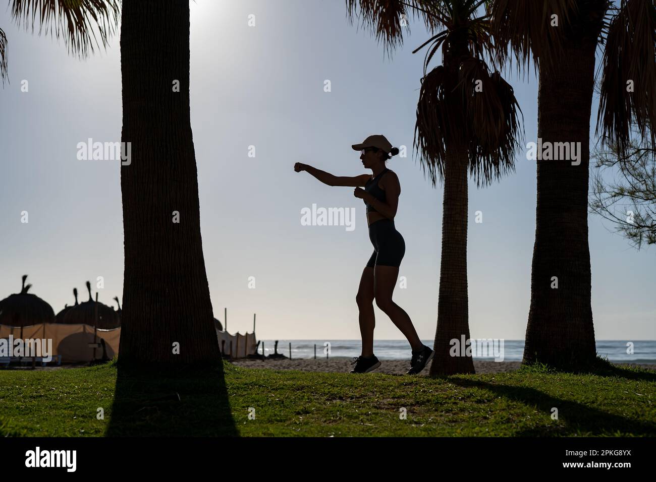 bella ragazza che fa sport in riva al mare Foto Stock