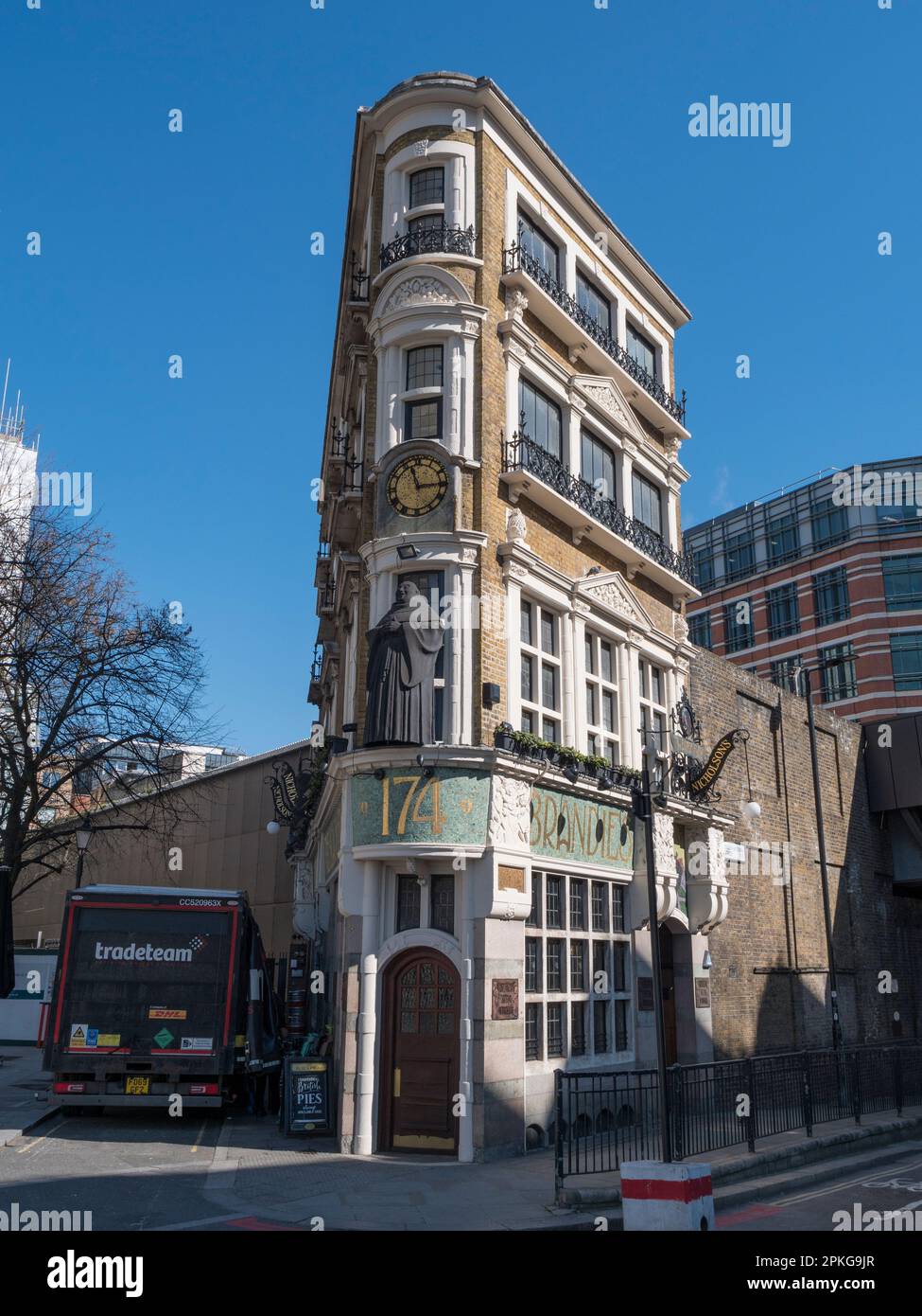 Il Black Friar Public House in uno splendido edificio art nouveau (1905) nel centro di Londra, Regno Unito. Foto Stock