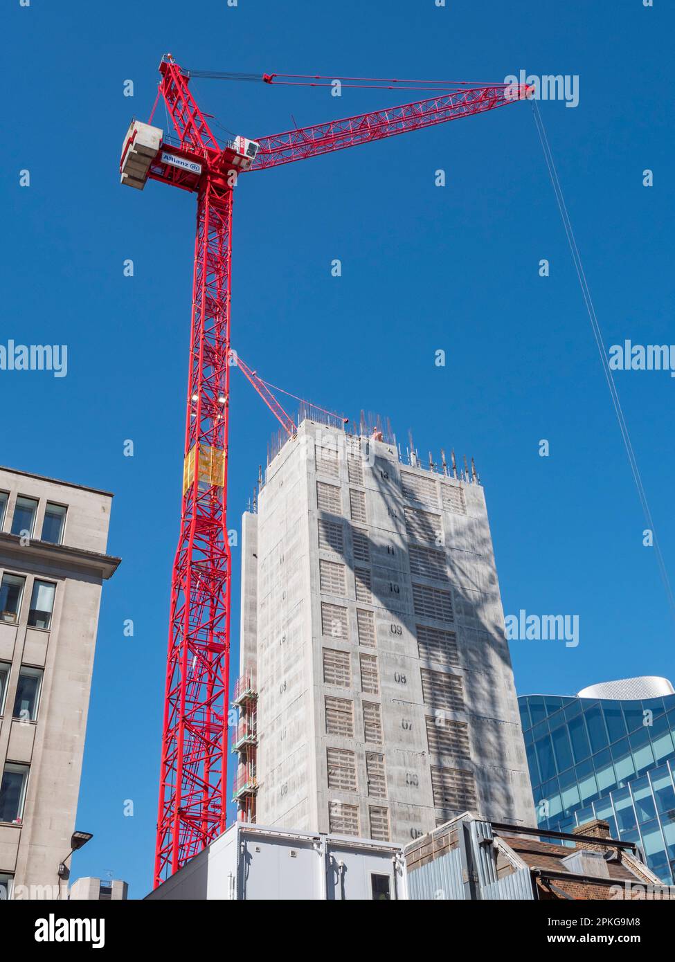 Una gru a torre a fiocco Wolff su un progetto di costruzione in Farringdon Street, centro di Londra, Regno Unito. Foto Stock