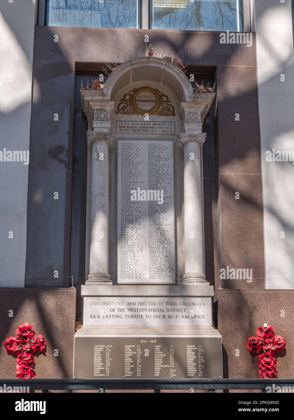 Memoriale di guerra ai lavoratori dell'ufficio postale persi durante le prime e due guerre mondiali, ufficio di smistamento Mount Pleasant, centro di Londra, Regno Unito. Foto Stock