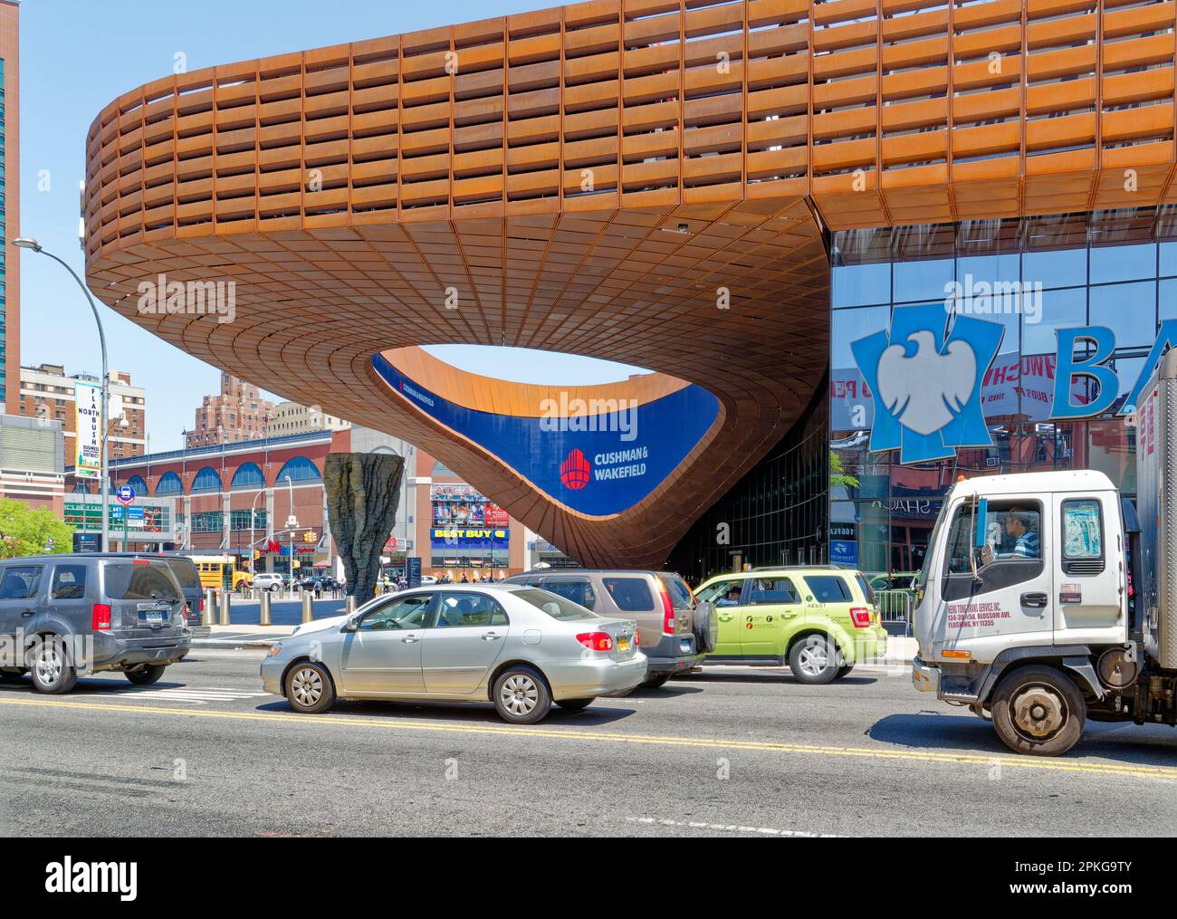 Barclays Center, maggio 2015: Gru da cantiere su Atlantic Avenue e Flatbush Avenue, mentre gli equipaggi installano un tetto verde sull'arena. Foto Stock
