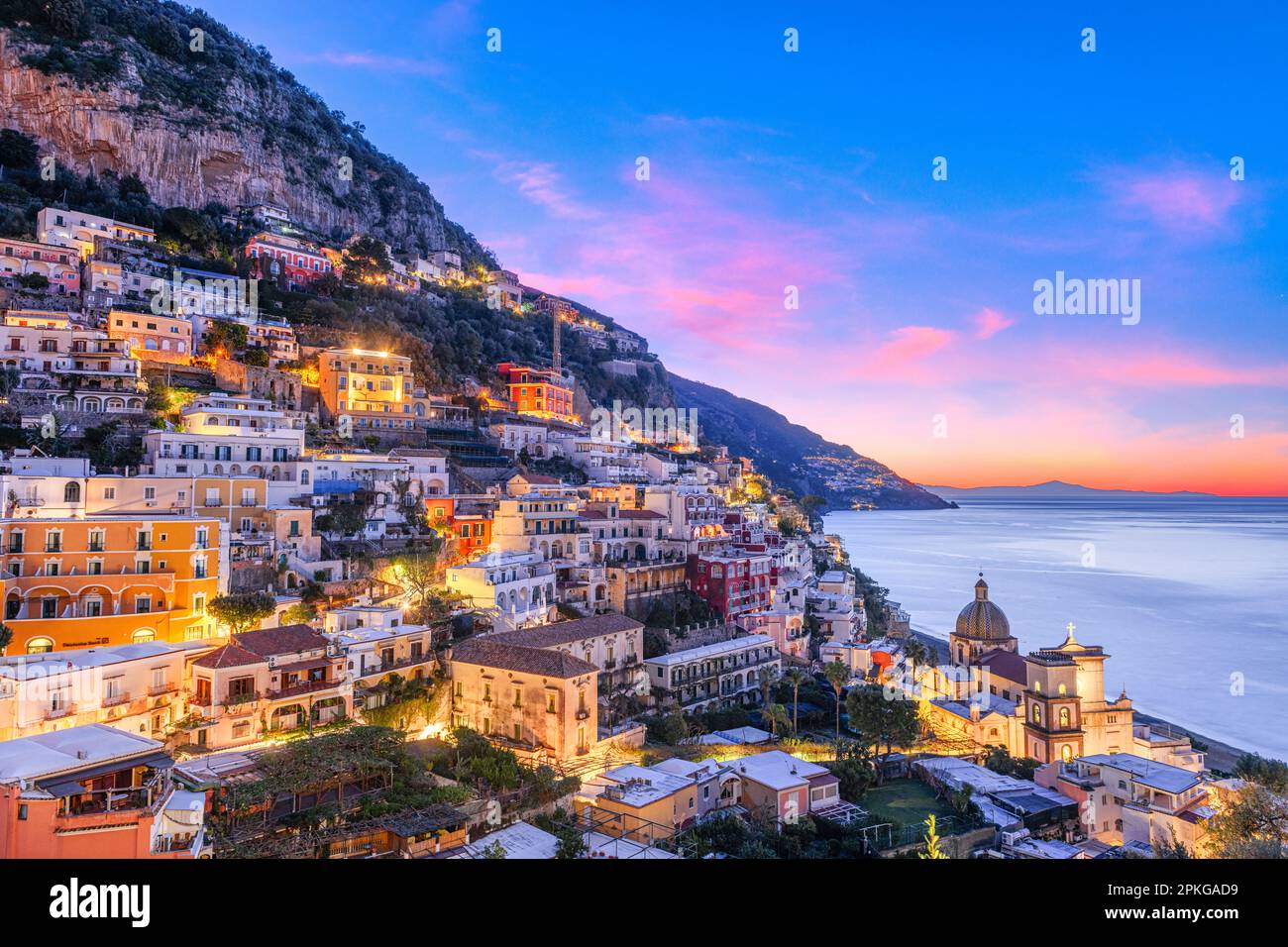 Positano, Italia lungo la Costiera Amalfitana al crepuscolo. Foto Stock