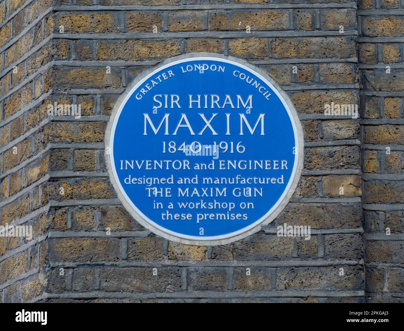 Targa blu a Hatton House, 57d Hatton Garden, dove Sir Hiram Maxim progettò e produsse il Maxim Gum, Holborn, Londra, EC1N, Regno Unito. Foto Stock