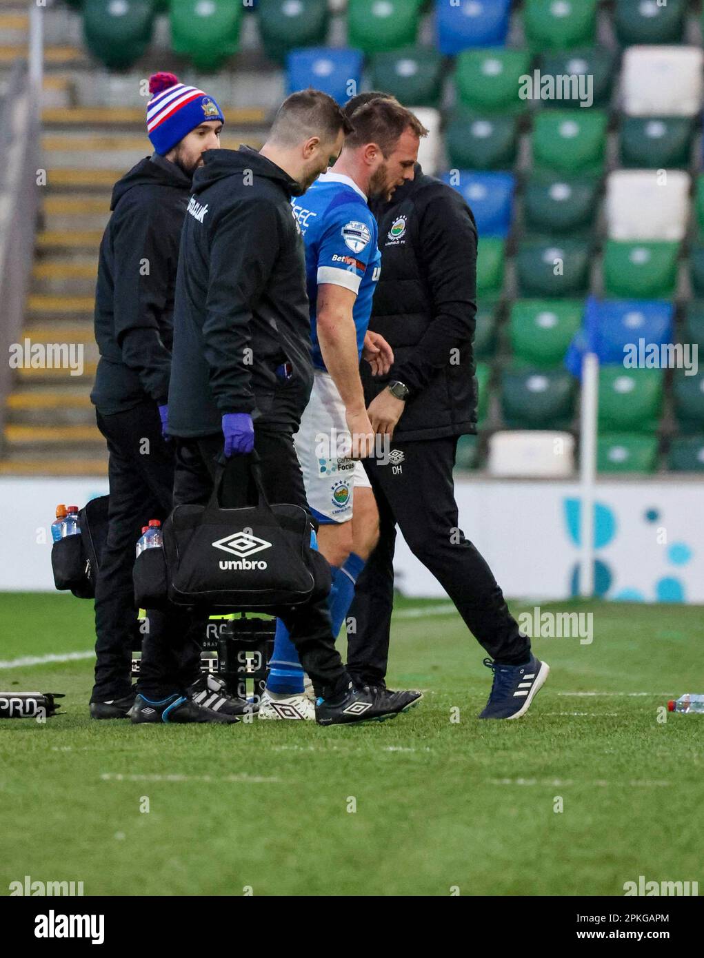 Windsor Park, Belfast, Irlanda del Nord, Regno Unito. 07 Apr 2023. Danske Bank Premiership – Linfield / Crusaders. Azione dal gioco di stasera al Windsor Park (Linfield in blu). Jamie Mulcrew di Linfield. Credit: CAZIMB/Alamy Live News. Foto Stock