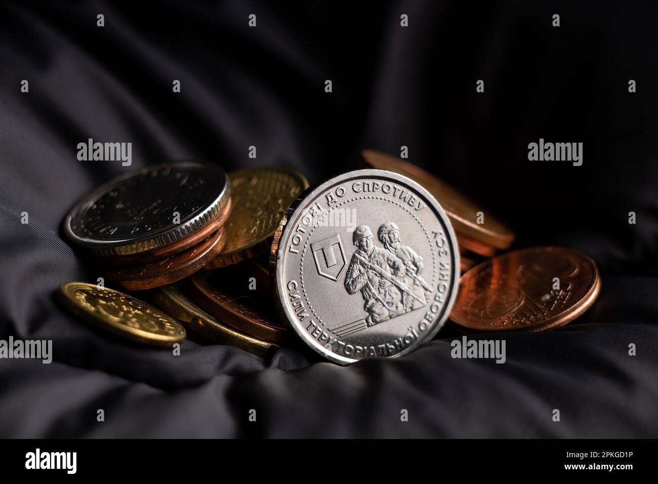 Moneta 10 hryvnia 2022 forze di difesa territoriale delle forze armate dell'Ucraina, una moneta commemorativa su sfondo nero emessa in Ucraina nel 2023 Foto Stock