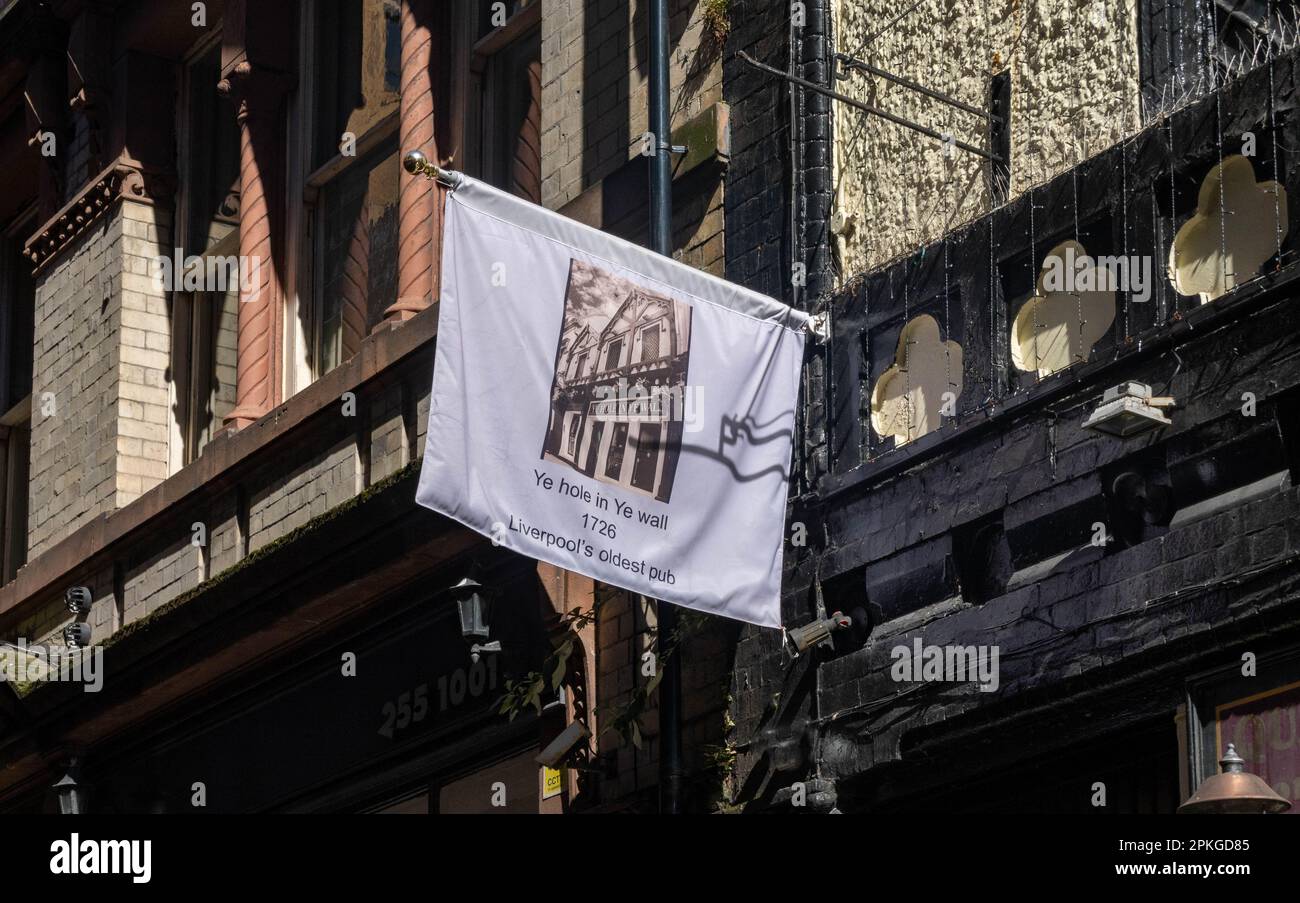 YE Hole nel più antico pub di Ye Wall a Liverpool Foto Stock