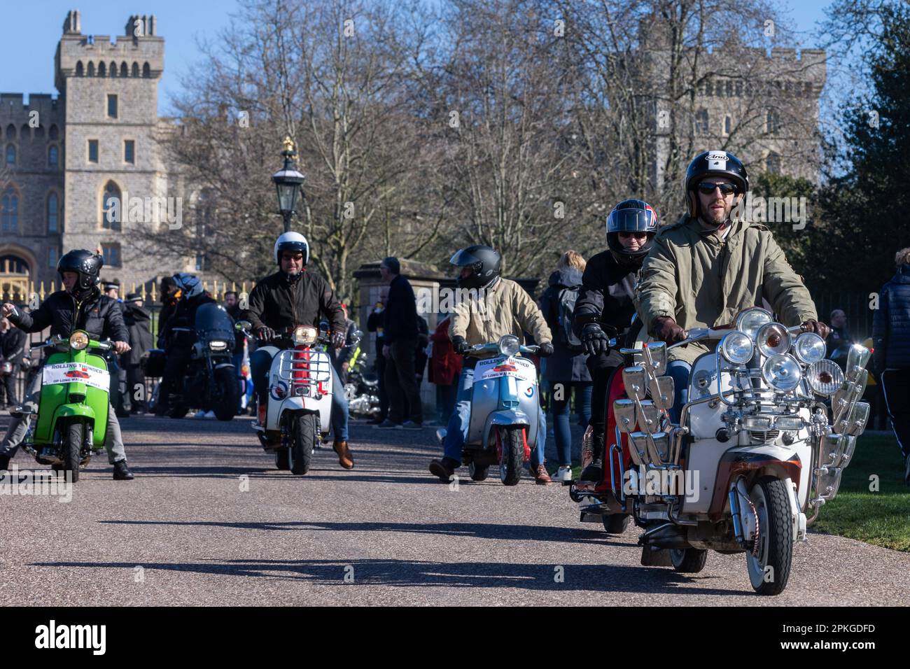 Windsor, Regno Unito. 7th aprile 2023. I veterani delle forze armate britanniche e i sostenitori civili di Rolling Thunder UK arrivano sulla lunga passeggiata fuori dal Castello di Windsor a bordo di scooter a motore per prendere parte a un giro del Venerdì Santo di rispetto per la defunto Regina Elisabetta II Il Rolling Thunder UK è stato lanciato per sensibilizzare i veterani delle forze armate sulle questioni che si verificano. Credit: Notizie dal vivo di Mark Kerrison/Alamy Foto Stock