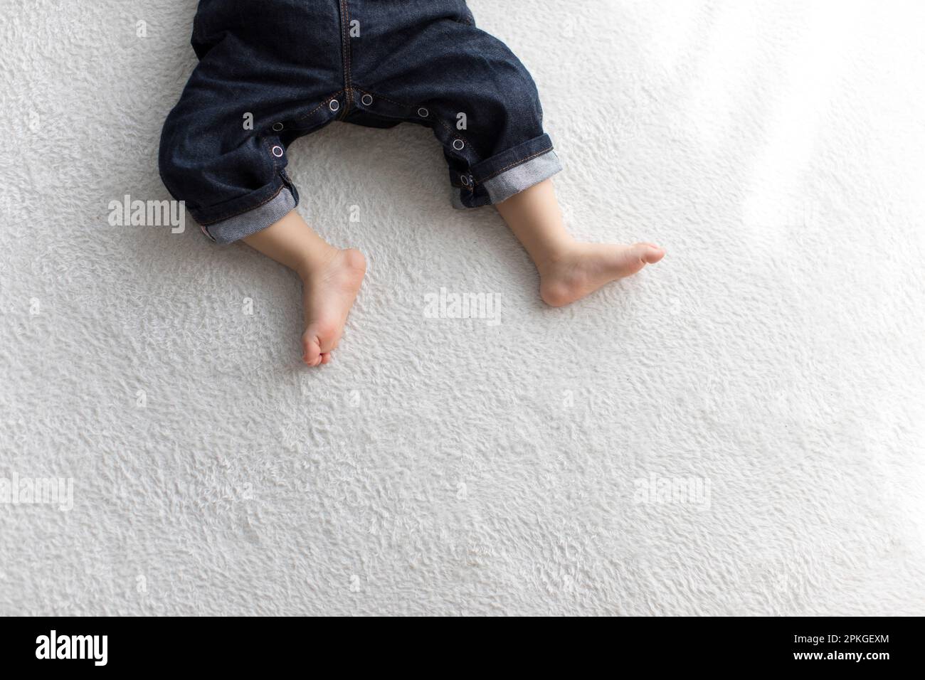 I piedi del bambino dormono nel soggiorno Foto Stock