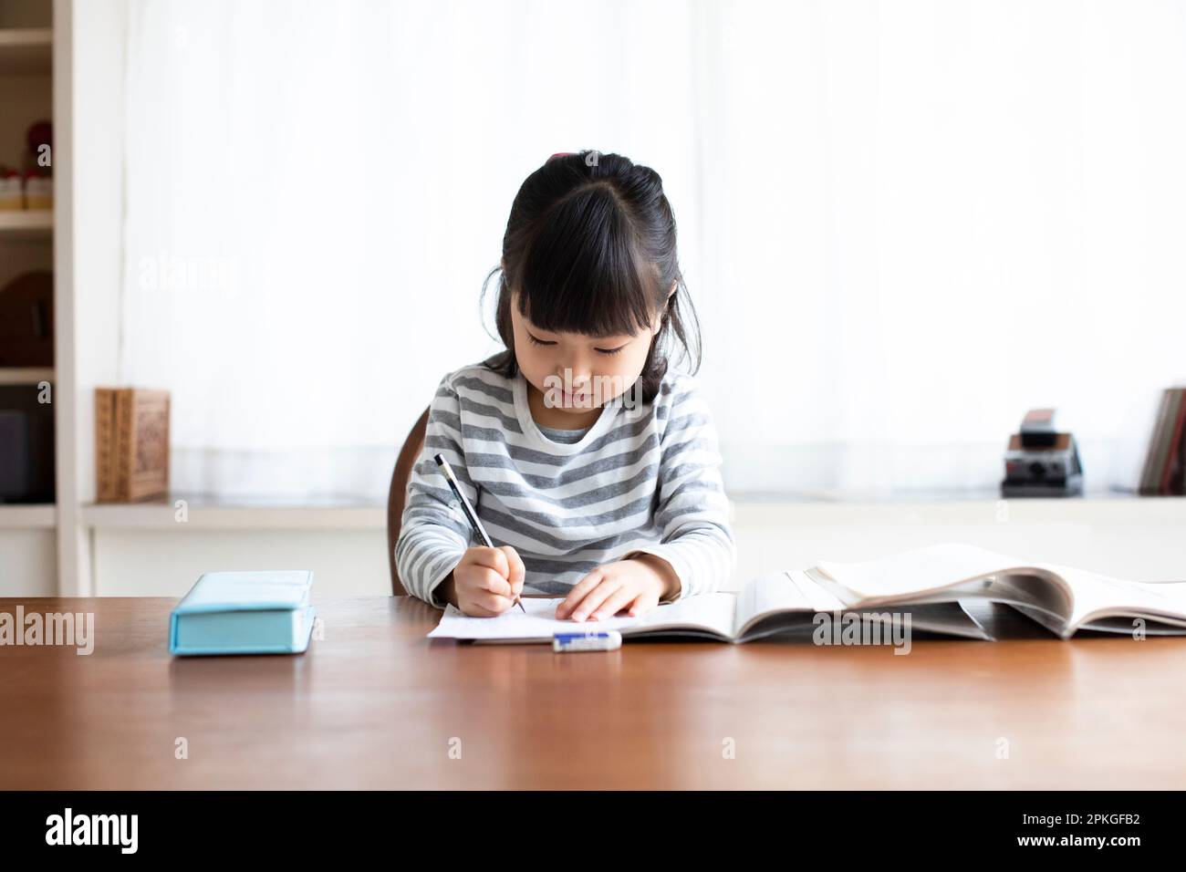 Ragazza che studia nel soggiorno Foto Stock