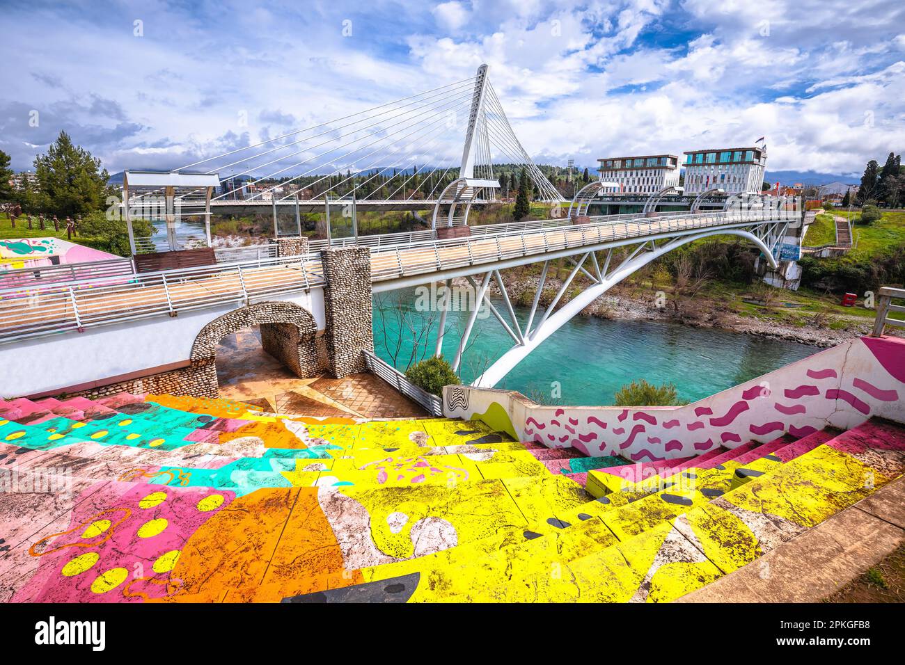 Podgorica Millenium e Mosca ponti sul fiume Moraca vista, capitale del Montenegro Foto Stock