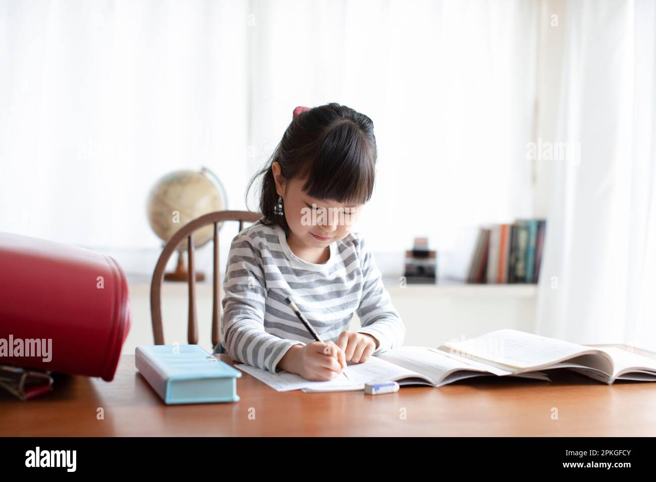 Ragazza che studiano in salotto Foto Stock