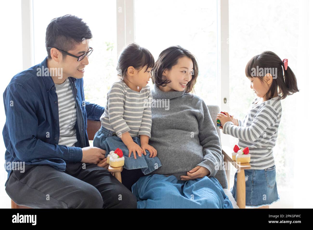 Famiglia seduta in cerchio Foto Stock