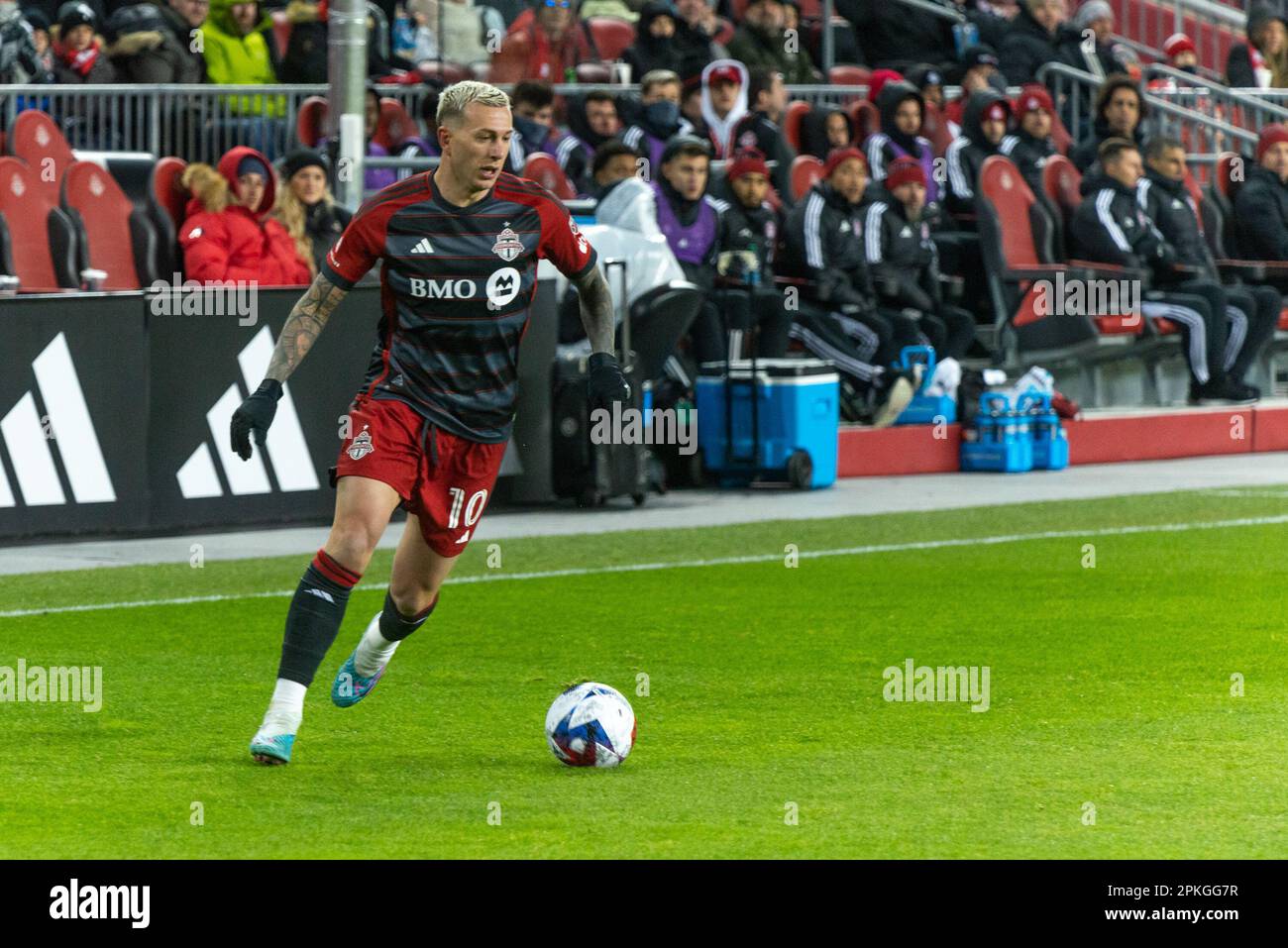 Toronto, ON, Canada - Aprile 1: Federico Bernardeschi #10 davanti al Toronto FC sibila la palla durante la partita della stagione regolare MLS 2023 betw Foto Stock