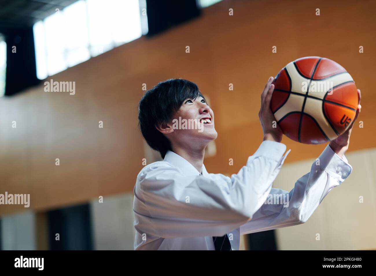 Ragazzi delle scuole superiori che giocano a basket dopo la scuola Foto Stock