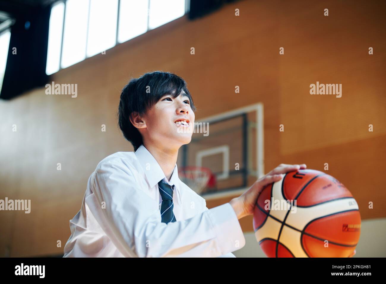 Ragazzi delle scuole superiori che giocano a basket dopo la scuola Foto Stock