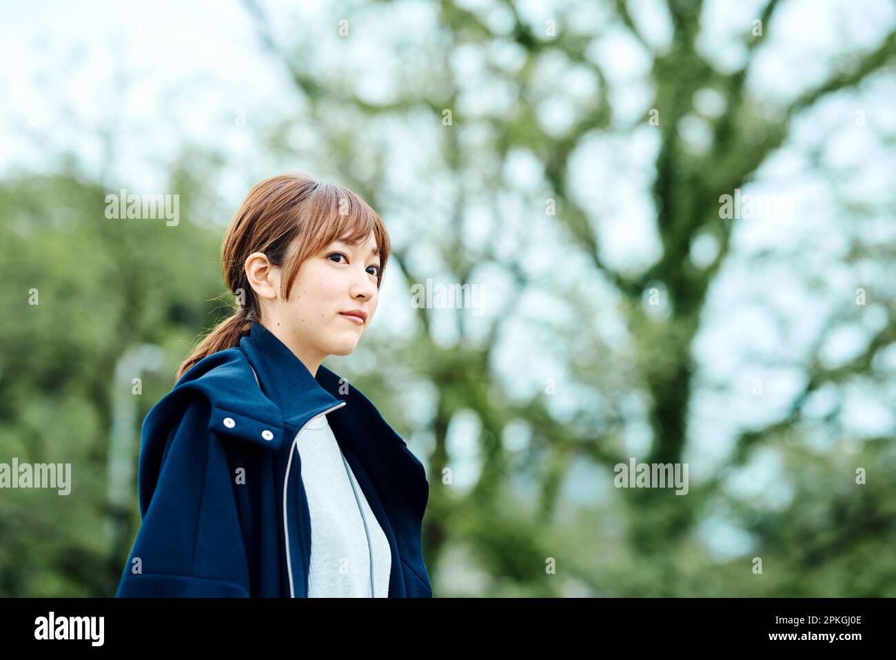 Giovane donna a piedi nella natura Foto Stock