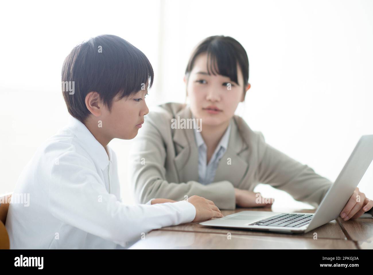 Uno studente della scuola elementare che impara la programmazione dal suo insegnante AR Foto Stock