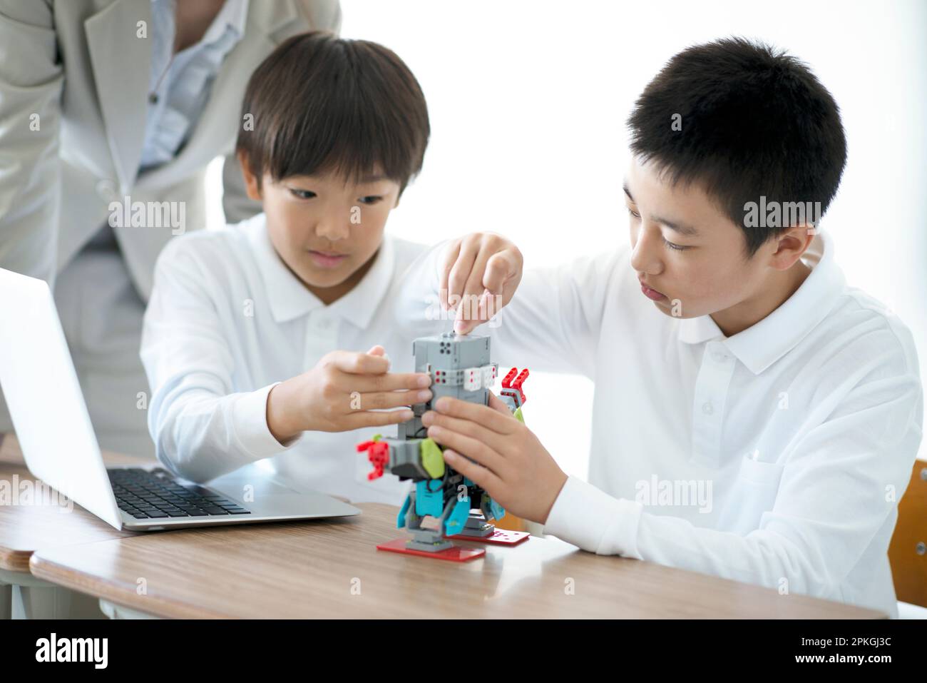 Studenti delle scuole elementari che studiano la programmazione Foto Stock